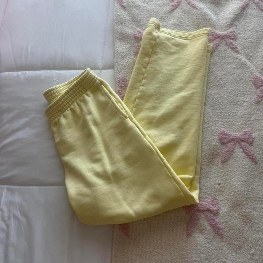 butter yellow Aritzia sweatpants - Picture 4 of 8
